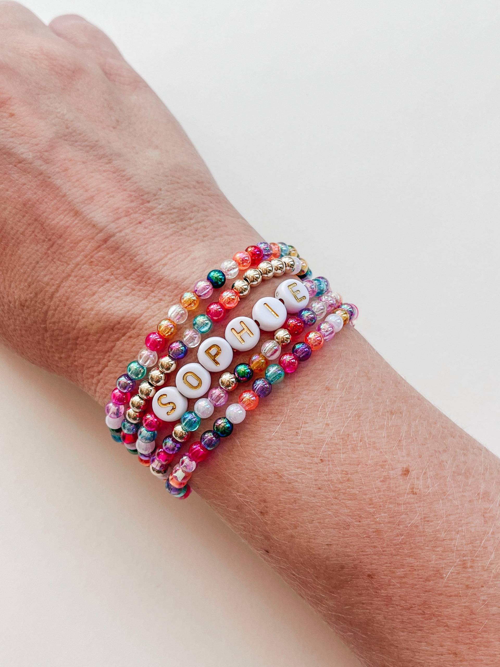 Farbenfrohes Armband-Set, Goldene Deluxe-Armbänder, Die Nicht Anlaufen, Geschenk Für Mama, Personalisierte Schillernde Perlenarmbänder von letterhappy