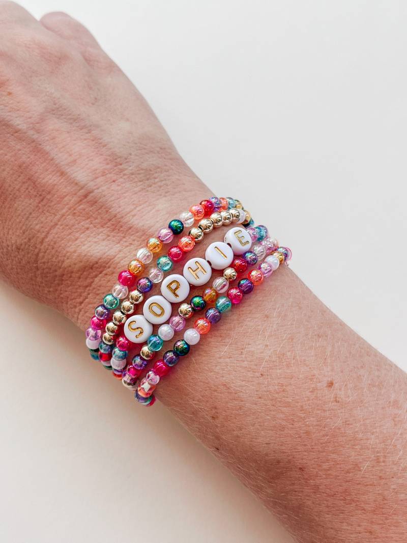 Farbenfrohes Armband-Set, Goldene Deluxe-Armbänder, Die Nicht Anlaufen, Geschenk Für Mama, Personalisierte Schillernde Perlenarmbänder von letterhappy