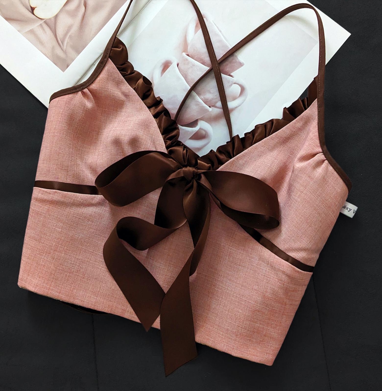 Rosa Bustier Mit Brauner Satinschleife, Schnürung Am Rücken, Offener Rücken Rosa Bustier Mit Brauner Satinschleife, Schnürung Am Rücken, Offener Rücken von lexyvintage
