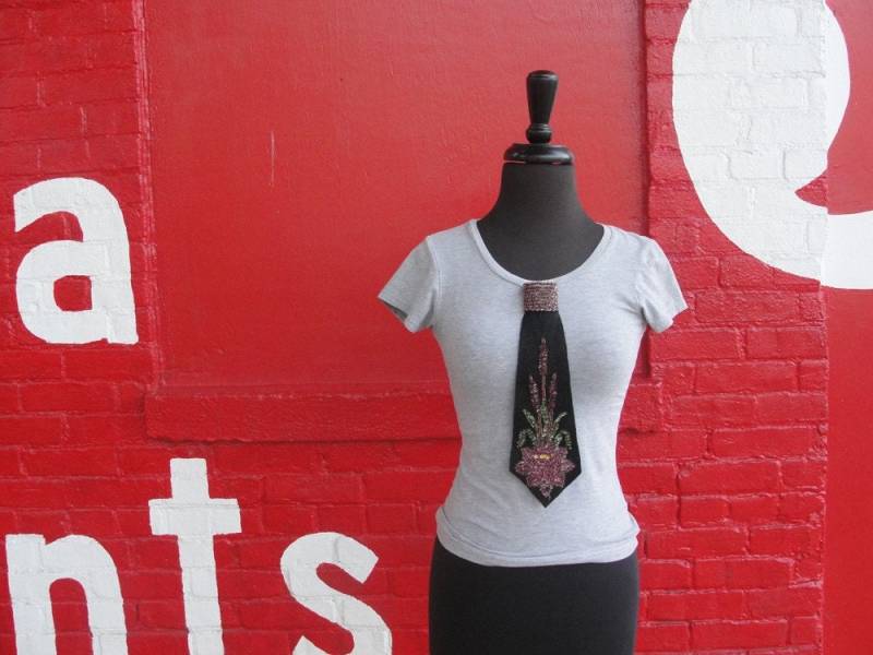 Vintage Schwarze Filz Pin Back Krawatte Mit Perlen Blumen von lianserene