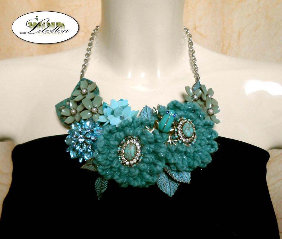 Collier Boho Designer Necklace Camee Kette Halsband Halskette Blumen Textilcollier Frosch Collier Boho Designer Necklace Camee Kette Halsband Halskette Blumen Textilcollier Frosch von libellenwind