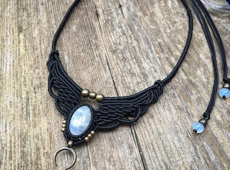 Mondstein Makramee Halskette - Handgefertigter Boho Schmuck Verstellbarer Halbmond Anhänger Einzigartiges Kristall Geschenk Für Sie Göttin Tiara Mondstein Makramee Halskette - Handgefertigter Boho Schmuck Verstellbarer Halbmond Anhänger Einzigartiges Kristall Geschenk Für Sie Göttin Tiara von librabutique