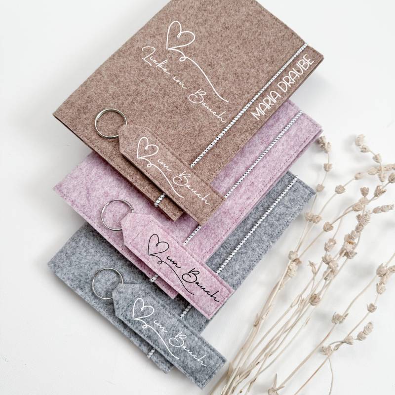 Mutterpasshülle Und Schlüsselanhänger Aus Filz, Personalisierbar, Mutterpass Mit Herz von liebelandia