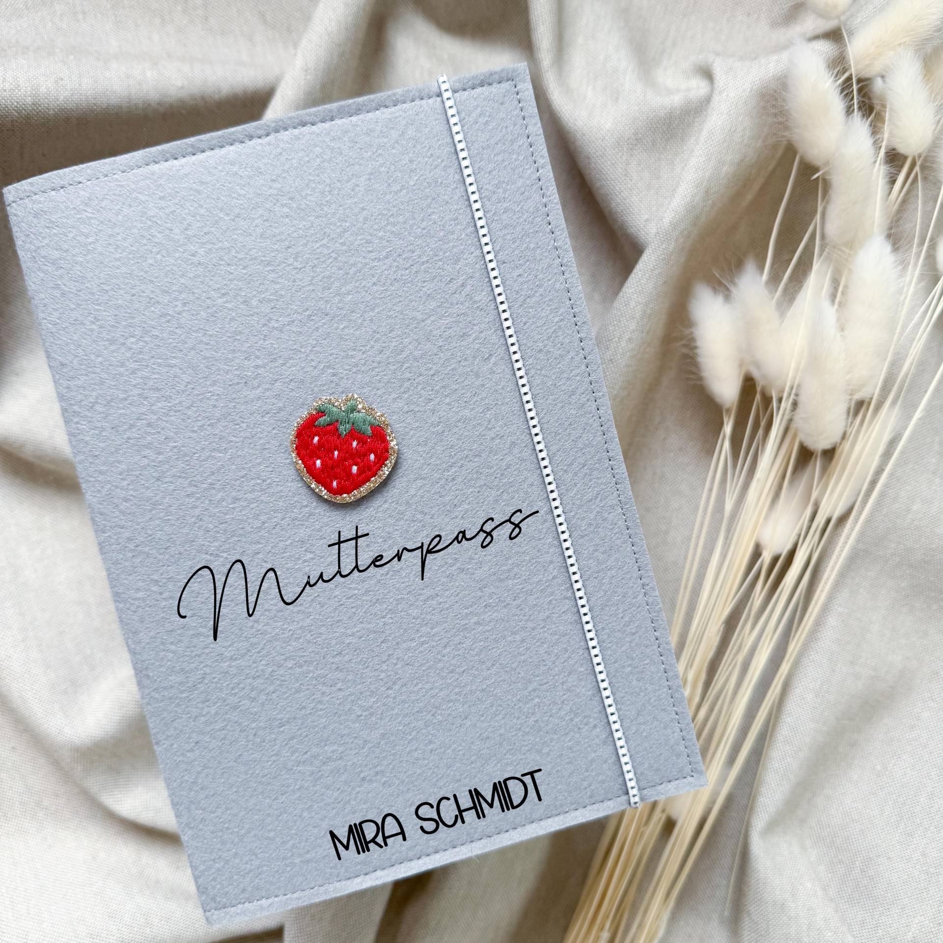 Personalisierte Mutterpasshülle Aus Filz, Mutterpass Herz, Erdbeere von liebelandia