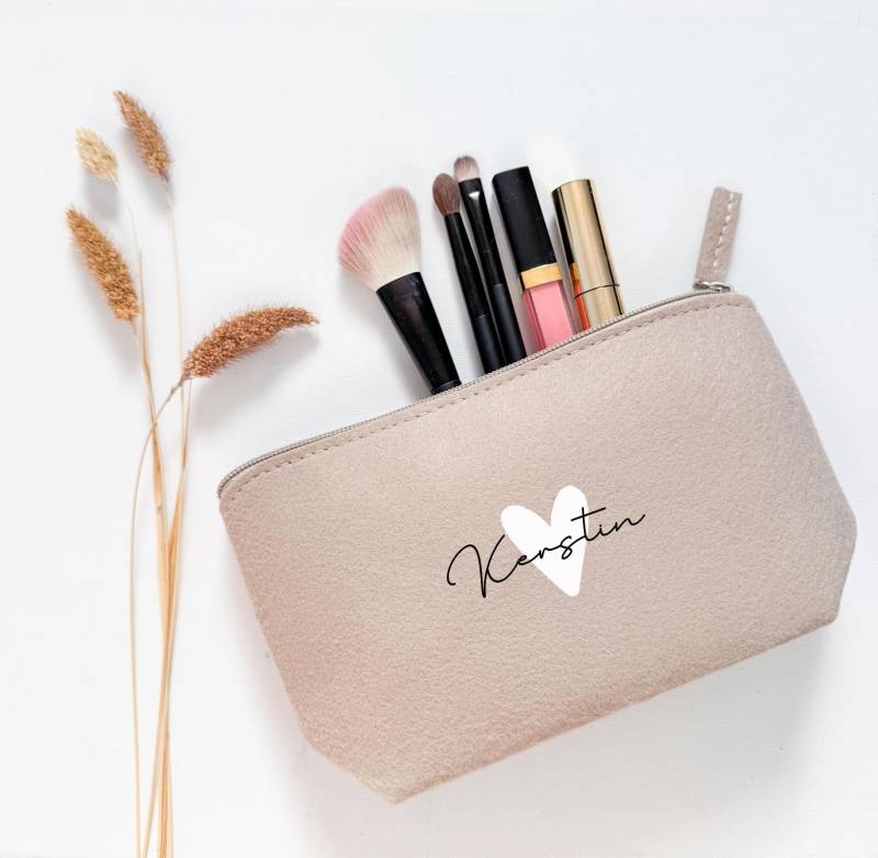Personalisiertes Filz Täschchen Mit Herz | Kosmetiktasche Name Geschenk Für Frauen, Freundin Oder Lehrerin von liebelandia