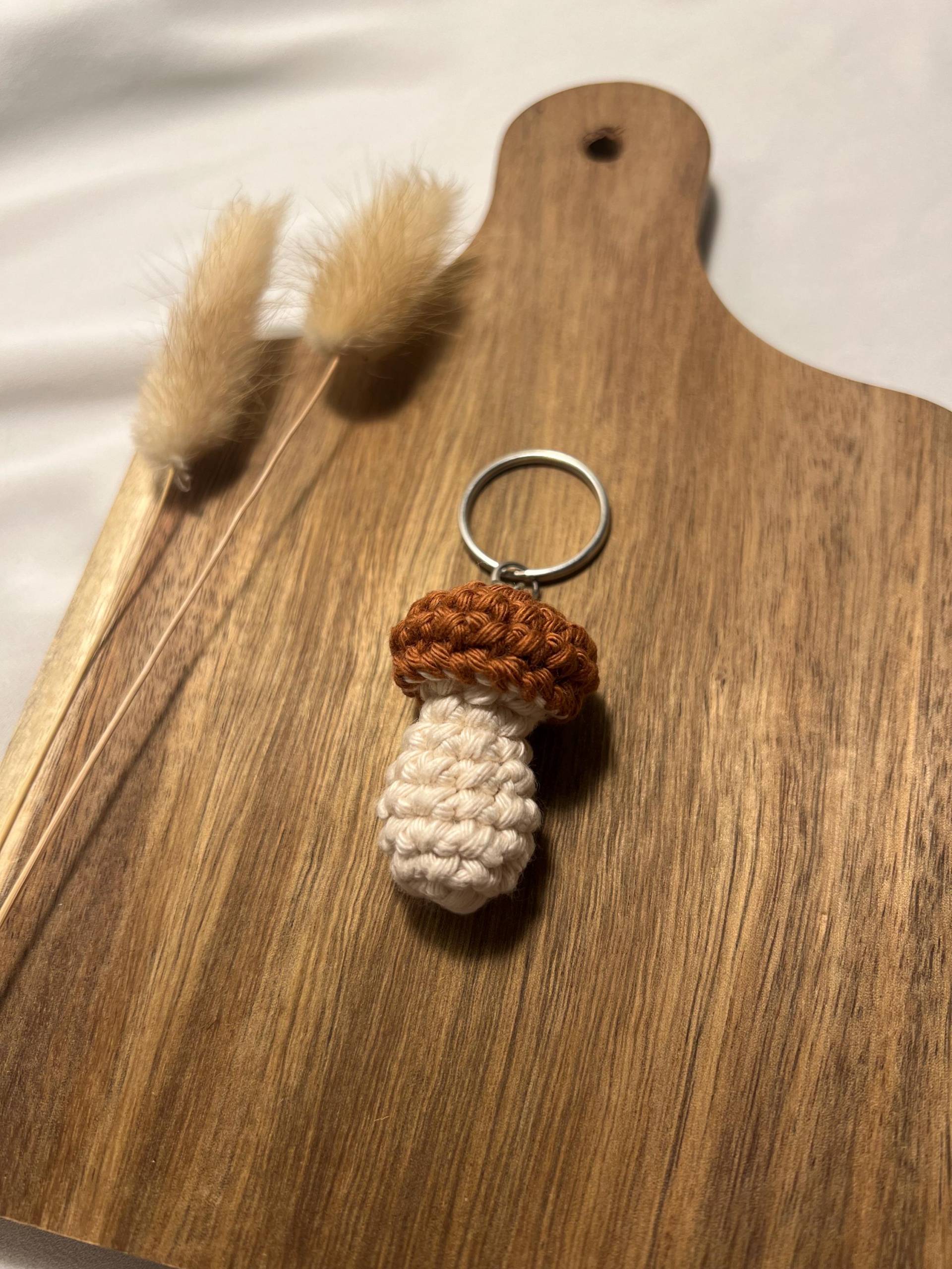 Gehäkelter Schlüsselanhänger Pilz | Geschenkidee Deko Charm Taschenanhänger Herbst Gehäkelter Schlüsselanhänger Pilz | Geschenkidee Deko Charm Taschenanhänger Herbst von liebezumlandleben