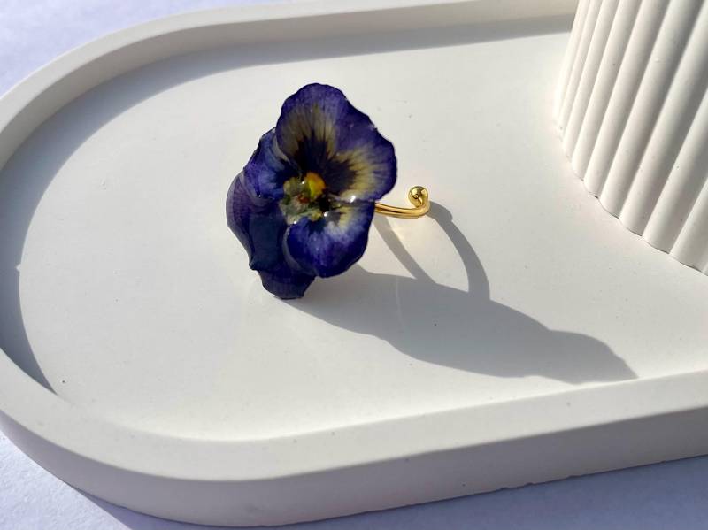 Blüten-Fingerring - Echtes Hornveilchen in Epoxidharz Blumenschmuck- Naturschmuck- Hochzeit- Statementschmuck- Boho von liebsterschmuck