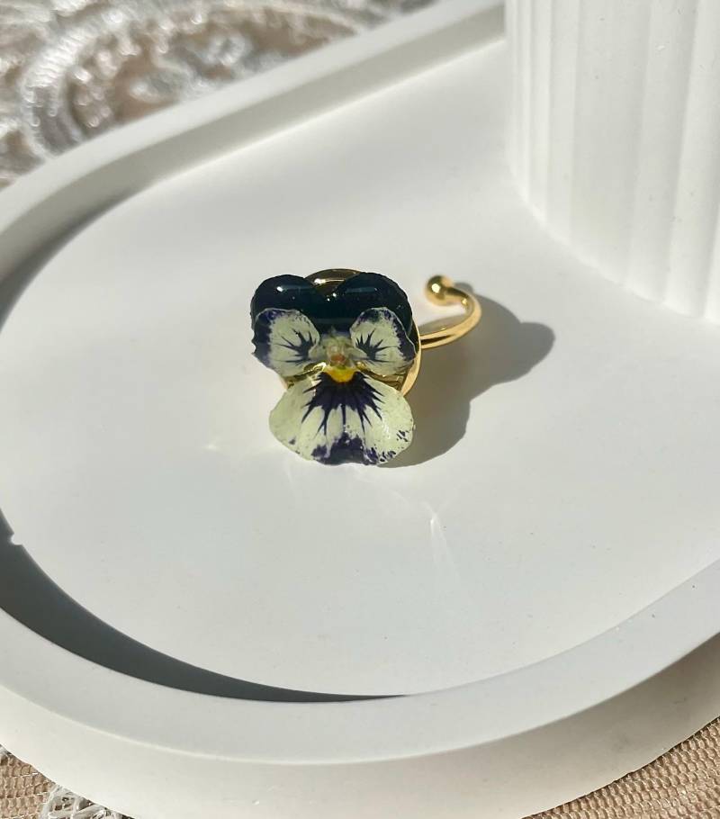 Blüten-Fingerring - Echtes Hornveilchen in Epoxidharz Blumenschmuck- Naturschmuck- Hochzeit- Statementschmuck- Boho von liebsterschmuck