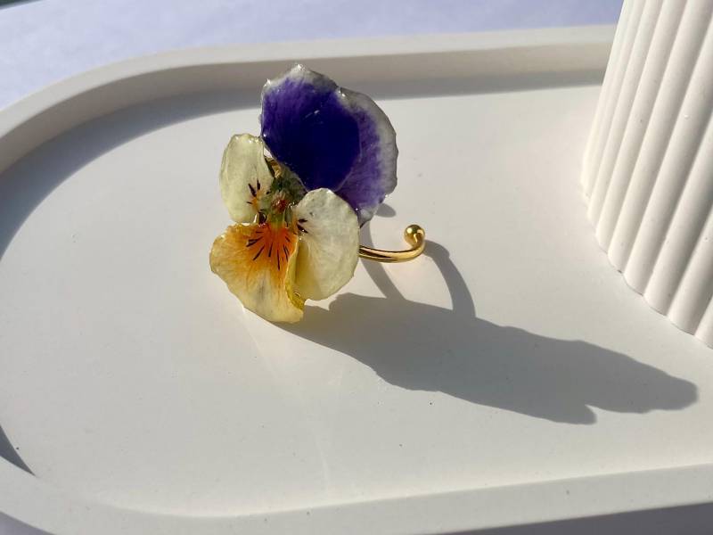 Blüten-Fingerring - Echtes Hornveilchen in Epoxidharz Blumenschmuck- Naturschmuck- Hochzeit- Statementschmuck- Boho von liebsterschmuck