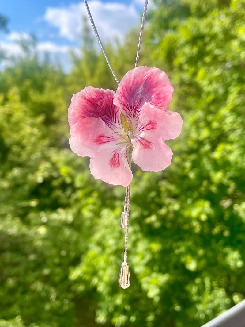 Blüten-Kette - Echte Geranien-Blüte in Epoxidharz Blumenschmuck- Resin- Boho Naturschmuck Statementkette von liebsterschmuck