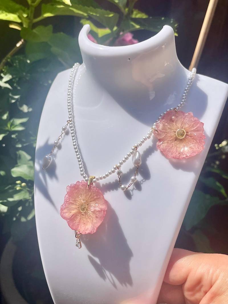 Blüten-Kette - Echte Mandelblüten in Epoxidharz Blumenschmuck Boho Naturschmuck Blütenschmuck Sommerschmuck Festivalschmuck von liebsterschmuck