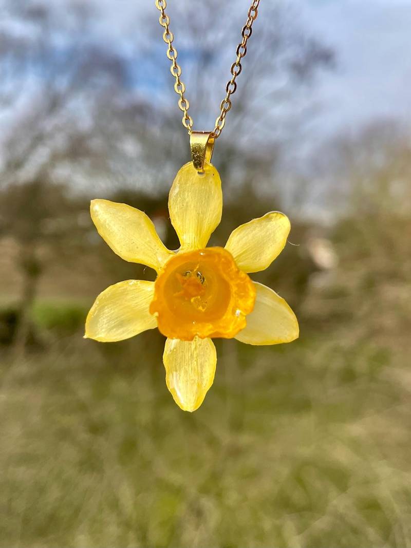 Blüten-Kette - Echte Narzissen in Epoxidharz Blüte Blumenschmuck- Resin- Boho Naturschmuck Statementkette Frühling von liebsterschmuck
