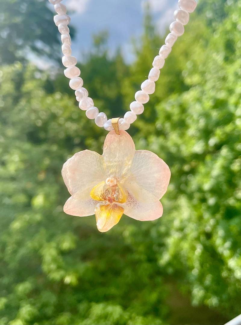 Blüten-Kette - Echte Orchidee in Epoxidharz An Einer Perlenkette Blumenschmuck- Resin- Boho Naturschmuck Orchideenschmuck von liebsterschmuck