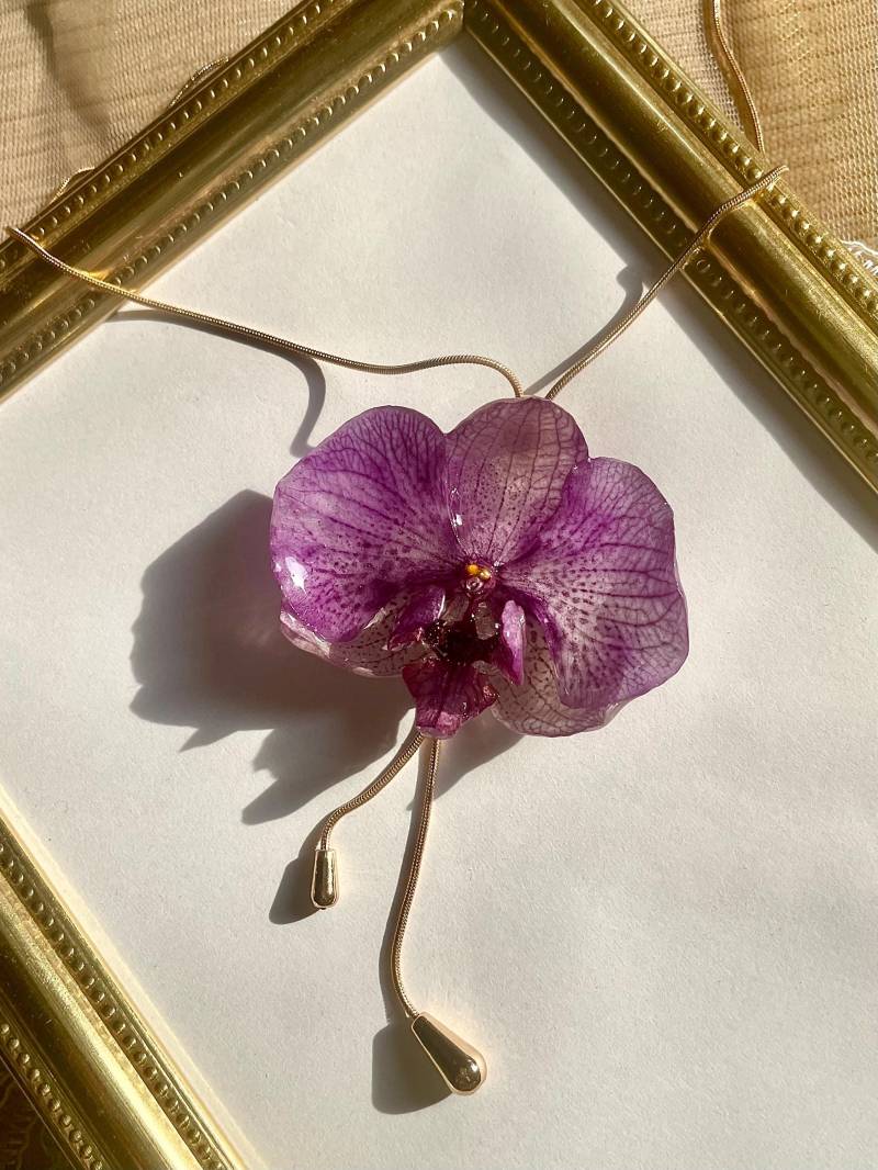 Orchideen-Kette - Echte Orchideen-Blüte in Epoxidharz Blumenschmuck- Resin- Boho Naturschmuck Statementkette Orchideenschmuck von liebsterschmuck