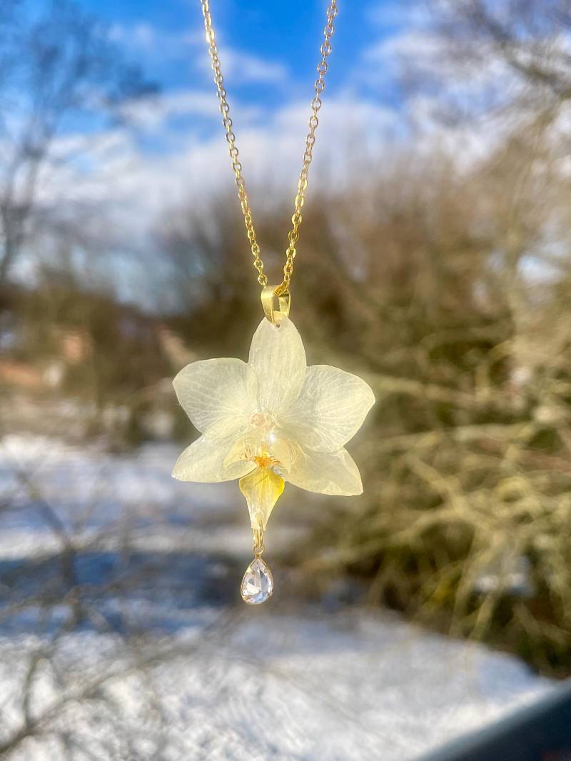 Blüten-Kette - Echte Orchideen-Blüte in Epoxidharz Blumenschmuck- Resin- Boho Naturschmuck Statementkette Orchideenschmuck von liebsterschmuck