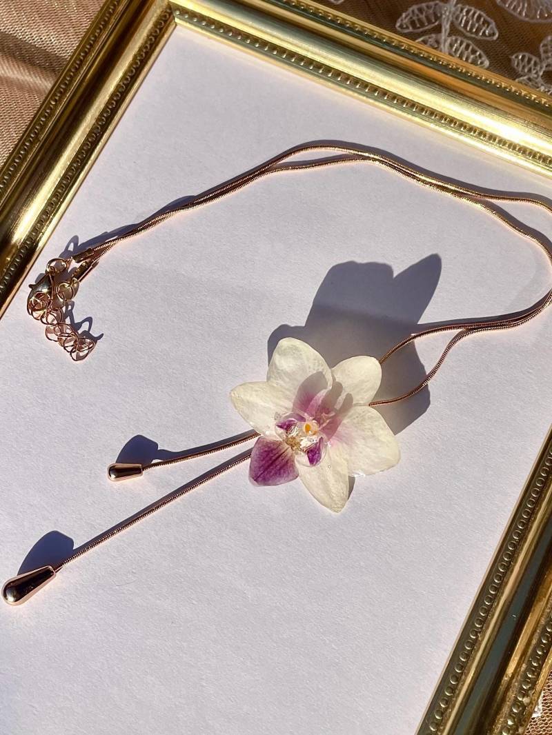 Blüten-Kette - Echte Orchideen-Blüte in Epoxidharz Blumenschmuck- Resin- Boho Naturschmuck Statementkette Orchideenschmuck von liebsterschmuck