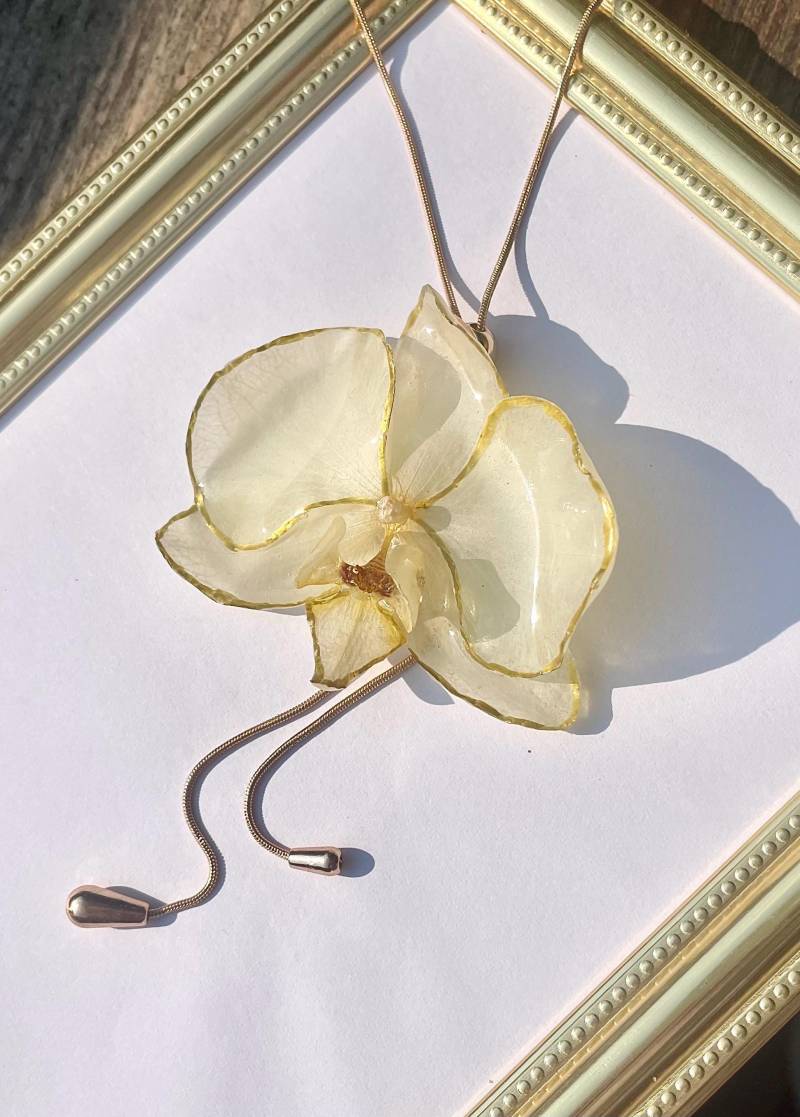 Blüten-Kette - Echte Orchideen-Blüte in Epoxidharz Blumenschmuck- Resin- Boho Naturschmuck Statementkette Orchideenschmuck von liebsterschmuck