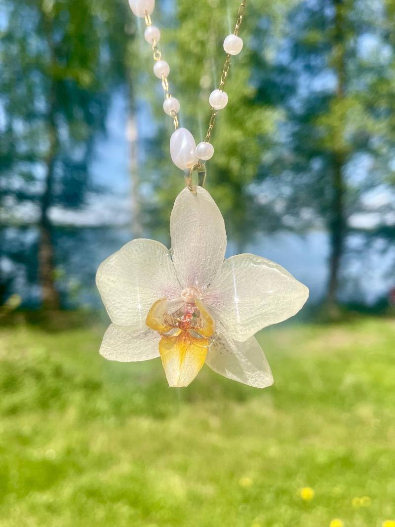 Blüten-Kette - Echte Orchideen -Blüten-Kette in Epoxidharz Blumenschmuck- Resin- Boho Naturschmuck Statementkette Blütenschmuck von liebsterschmuck
