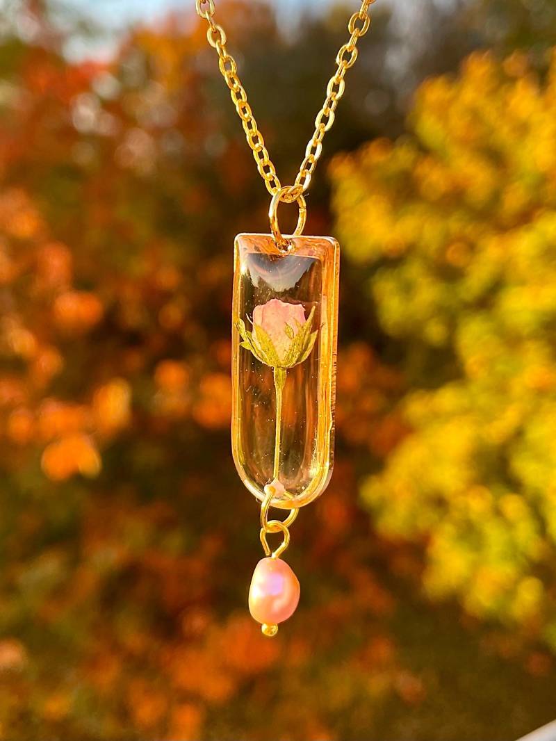 Blüten-Kette - Echte Rosenknospen -Blüte Im Anhänger Rosen in Epoxidharz Blumenschmuck- Resin- Boho Naturschmuck Hochzeitsschmuck von liebsterschmuck