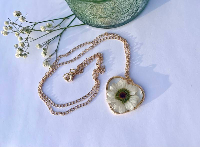 Blüten-Kette - Selbst Gepflückte Echte Margeriten-Blüte Im Herzanhänger- Blüte in Resin Blumenschmuck- Epoxidharz- Boho Blütenschmuck von liebsterschmuck
