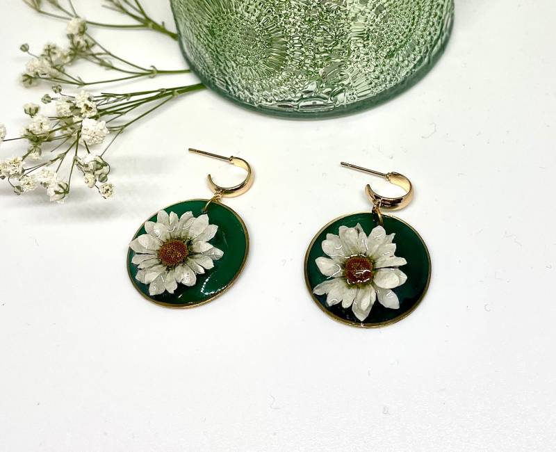 Blüten Ohrringe - Creolen Echte Weiße Gänseblümchen-Blüten in Resin Blumenschmuck- Epoxidharz-Blütenschmuck Boho von liebsterschmuck
