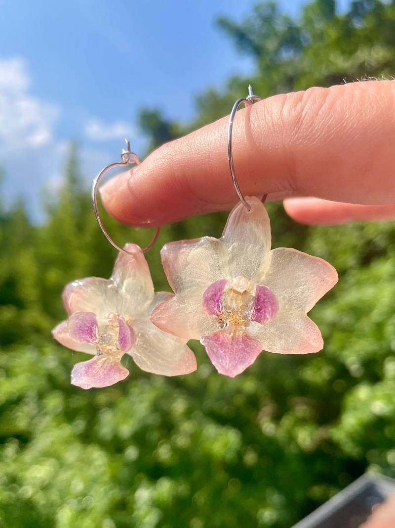Blüten Ohrringe - Echte Orchideen -Blüten in Epoxidharz Blumenschmuck- Orchideenschmuck Boho Blütenschmuck- Hochzeit Naturschmuck von liebsterschmuck
