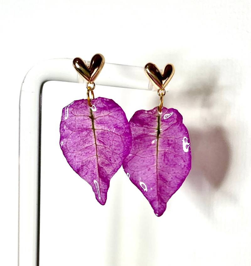 Blüten Ohrringe - Selbst Gepflückte Echte Lila Bougainvillea-Blüten in Resin Blumenschmuck- Epoxidharz- Blütenschmuck Herz-Ohrstecker von liebsterschmuck