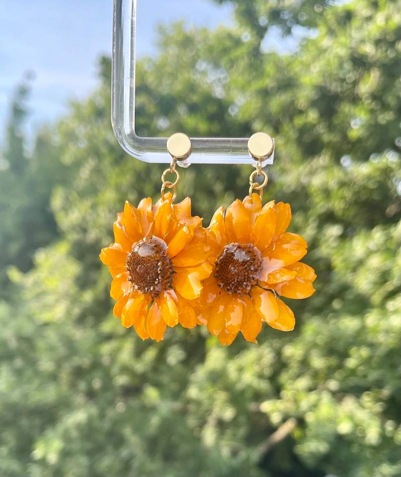 Blüten Ohrringe - Selbst Gepflückte Echte Sonnenaugen -Blütenohrringe in Resin Blumenschmuck- Epoxidharz Boho Blütenschmuck von liebsterschmuck