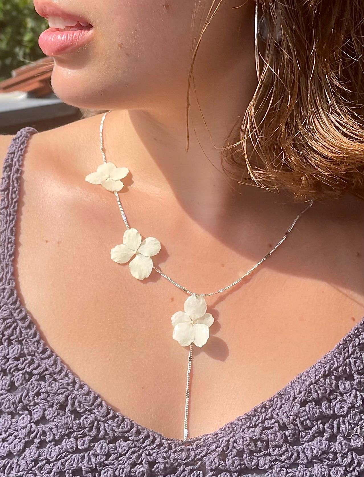 Echte Blüten-Kette - Echte Hortensien-Blüten in Epoxidharz Blumenschmuck- Resin- Boho Naturschmuck Statementkette Sommerschmuck Echte Blüten-Kette - Echte Hortensien-Blüten in Epoxidharz Blumenschmuck- Resin- Boho Naturschmuck Statementkette Sommerschmuck von liebsterschmuck