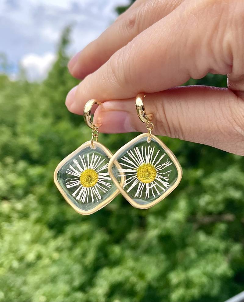 Echte Blüten Ohrringe - Creolen Echte Gänseblümchen in Resin Blumenschmuck- Epoxidharz-Blütenschmuck Boho Hochzeitsschmuck von liebsterschmuck