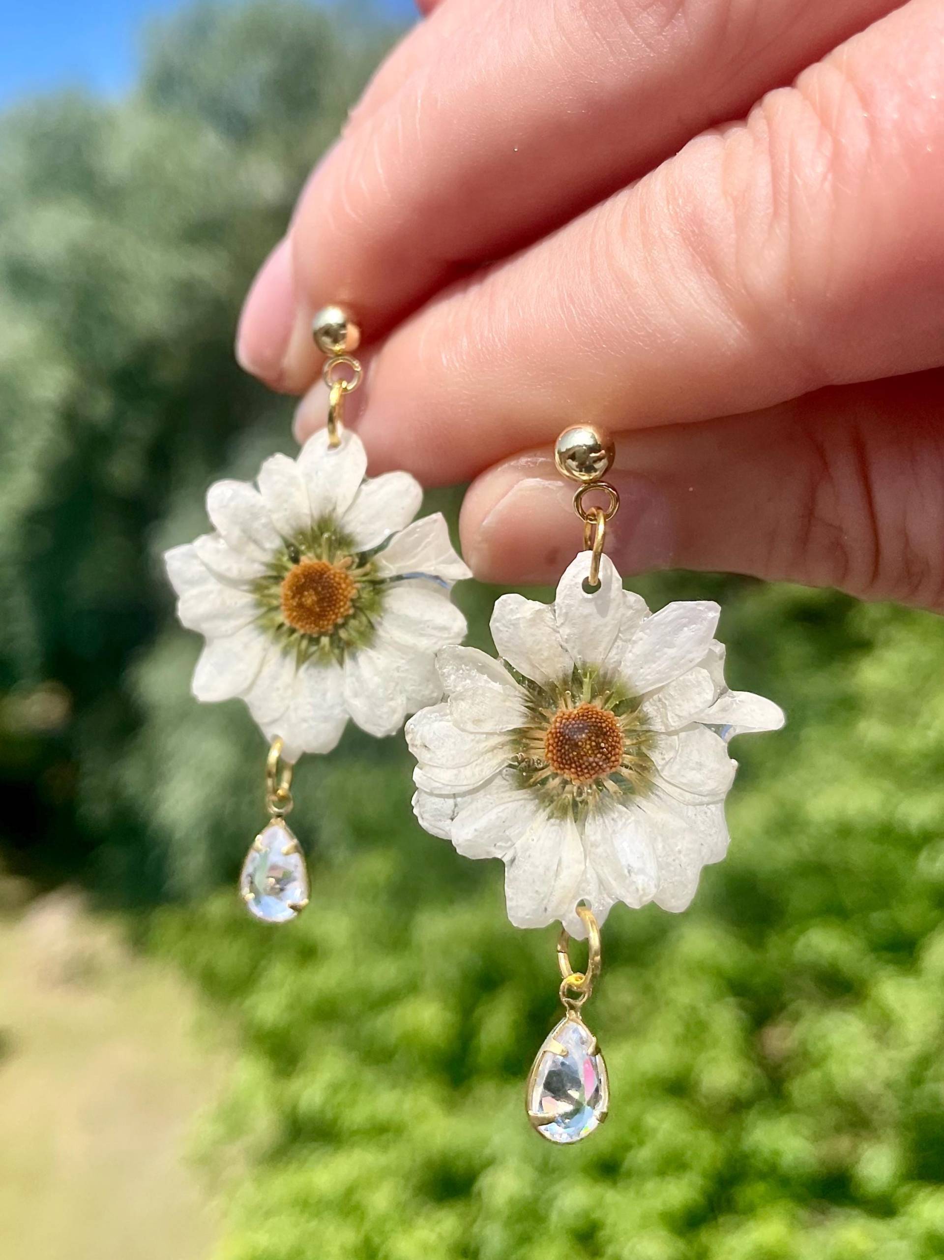 Echte Blüten Ohrringe - Echte Margeriten-Blüten in Epoxidharz Blumenschmuck -Blütenschmuck Boho Hochzeitsschmuck Naturschmuck Echte Blüten Ohrringe - Echte Margeriten-Blüten in Epoxidharz Blumenschmuck -Blütenschmuck Boho Hochzeitsschmuck Naturschmuck von liebsterschmuck