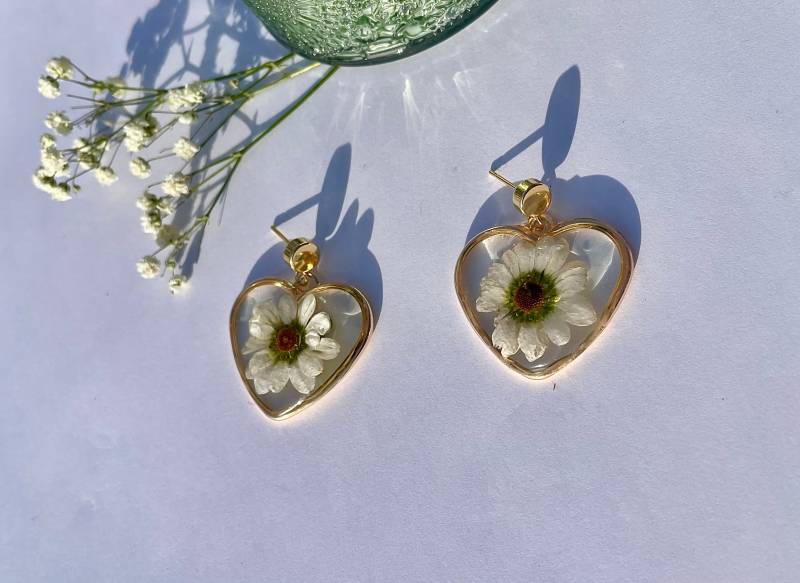 Echte Blüten Ohrringe - Echte Margeriten- in Epoxidharz Blumenschmuck- Resin-Blütenschmuck Naturschmuck Hochzeitsschmuck Boho von liebsterschmuck