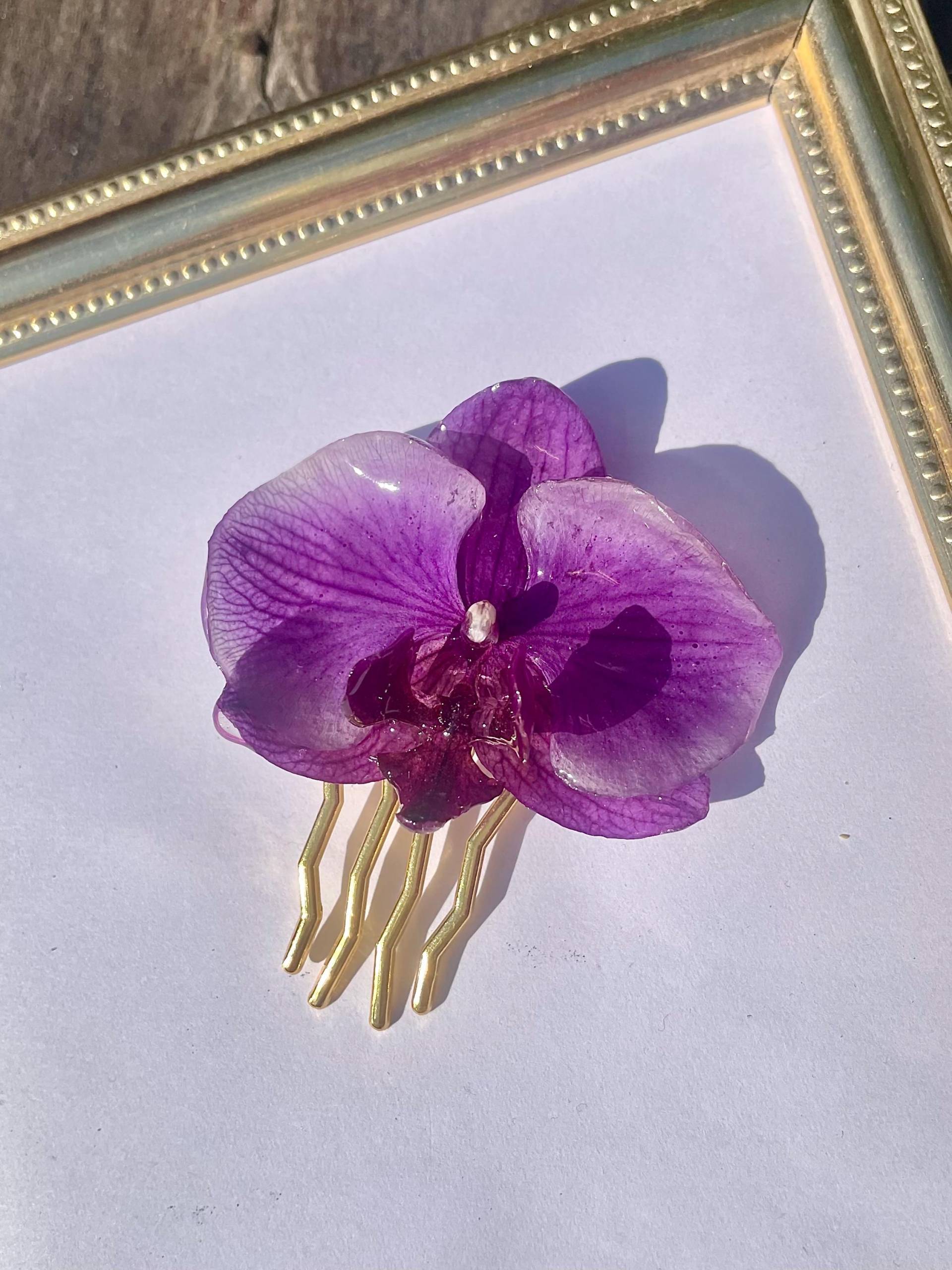 Echte Orchideen-Haarspange in Epoxidharz - Blumenschmuck Blütenschmuck Haarklammer Boho Naturschmuck Orchideenschmuck Echte Orchideen-Haarspange in Epoxidharz - Blumenschmuck Blütenschmuck Haarklammer Boho Naturschmuck Orchideenschmuck von liebsterschmuck