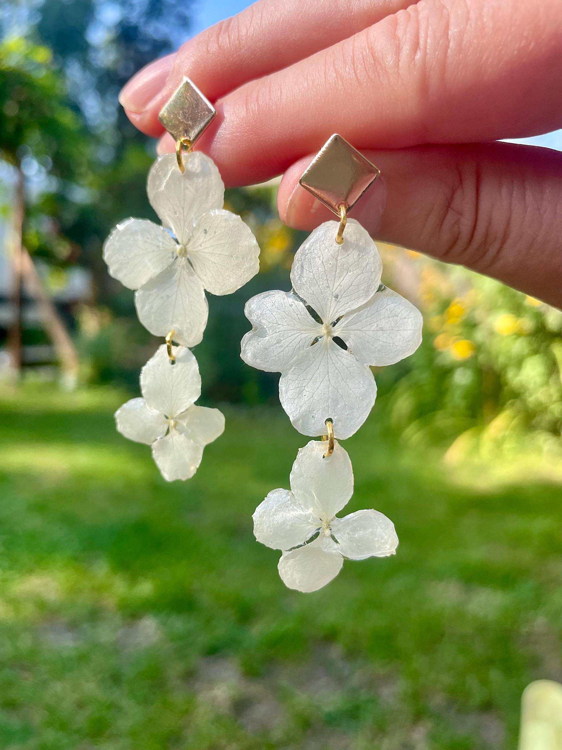 Echte Weiße Hortensien Ohrringe - Hortensien-Blüten in Epoxidharz Blumenschmuck Blütenschmuck Hochzeit Boho Naturschmuck Echte Weiße Hortensien Ohrringe - Hortensien-Blüten in Epoxidharz Blumenschmuck Blütenschmuck Hochzeit Boho Naturschmuck von liebsterschmuck