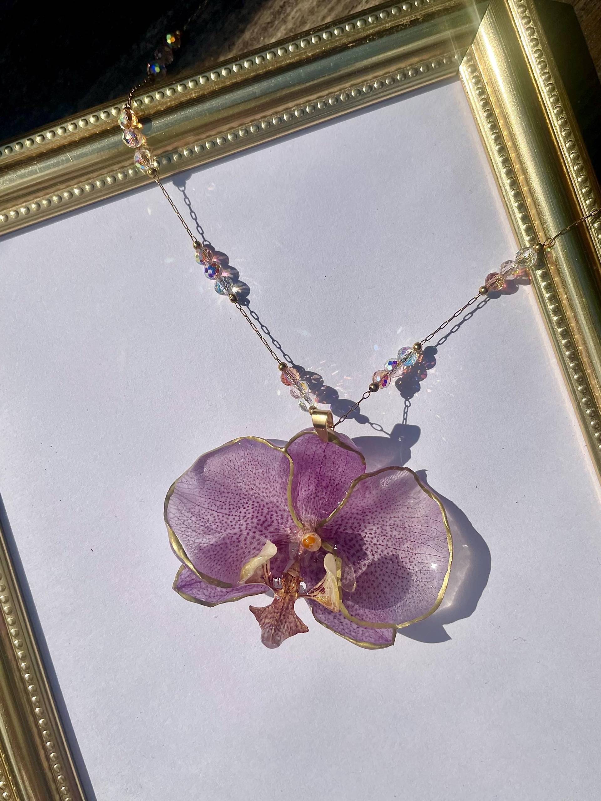 Orchideen Blüten-Kette - Echte Orchidee in Epoxidharz Blumenschmuck- Resin- Boho Naturschmuck Statementkette Orchideenschmuck Orchideen Blüten-Kette - Echte Orchidee in Epoxidharz Blumenschmuck- Resin- Boho Naturschmuck Statementkette Orchideenschmuck von liebsterschmuck