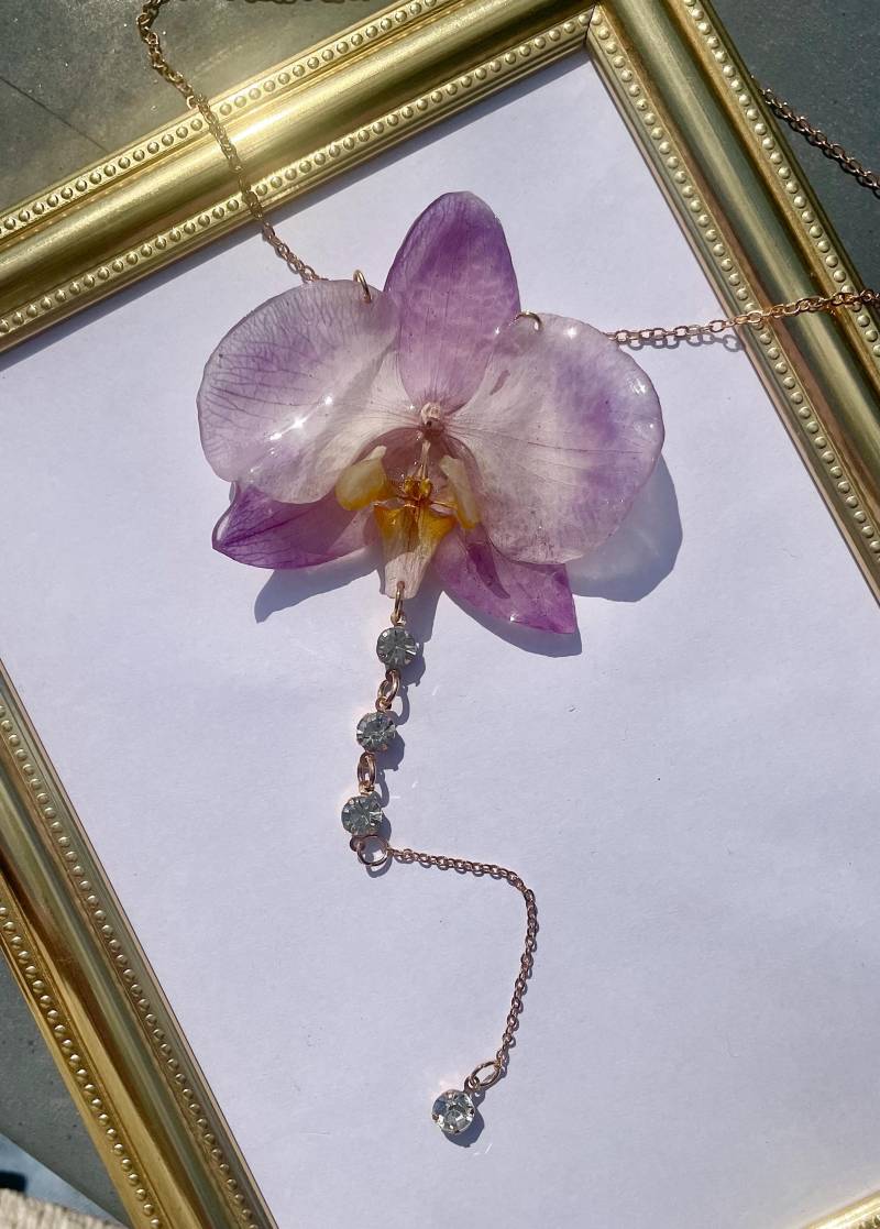 Orchideen -Kette - Echte -Blüten-Kette in Epoxidharz Blumenschmuck- Resin- Boho Naturschmuck Statementkette Blütenschmuck von liebsterschmuck