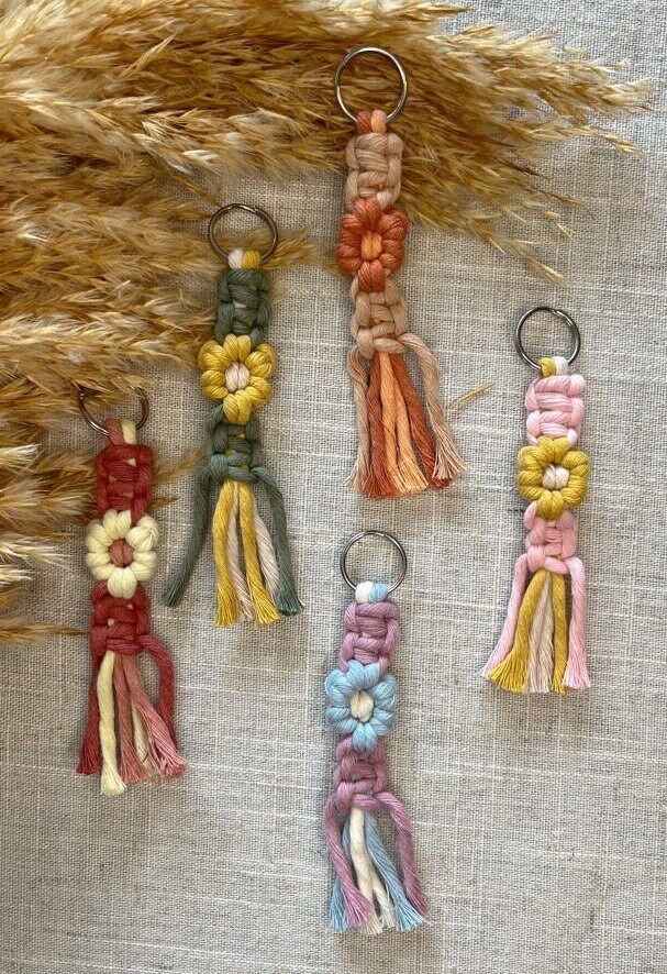 Handgemachter Blümchen-Anhänger | Schlüsselanhänger Blümchenschlüsselanhänger Makramee Daisy Handgemachter Blümchen-Anhänger | Schlüsselanhänger Blümchenschlüsselanhänger Makramee Daisy von liebsxpialaureen