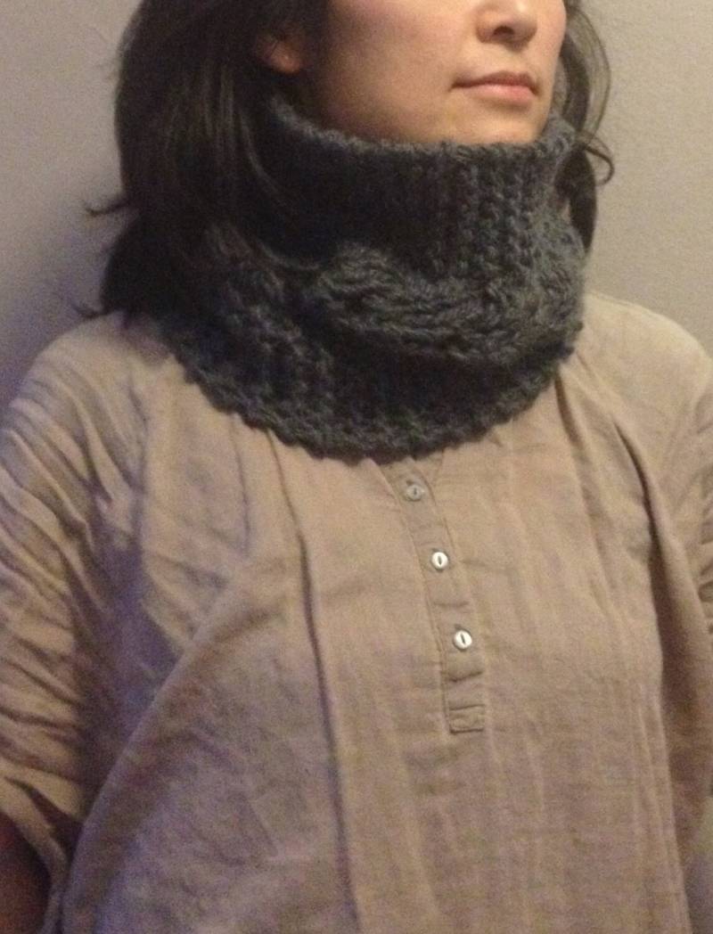 Hand Stricken Cowl - Charcoal Gray Matching Mutter-Tochter Winter-Zubehör Ready To Ship Holiday Gift von lienra