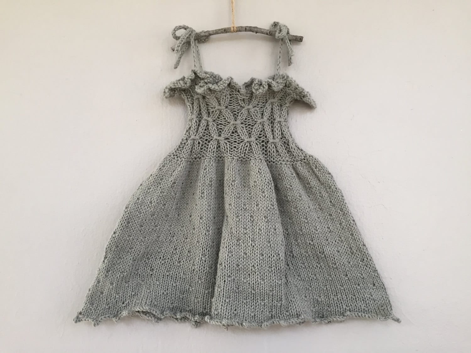 Handgestricktes Bio Neugeborenen Kleid - Baby Mädchen Weißes Baumwolle Sommer Raucher Geburtstags Geschenk Versandfertig von lienra
