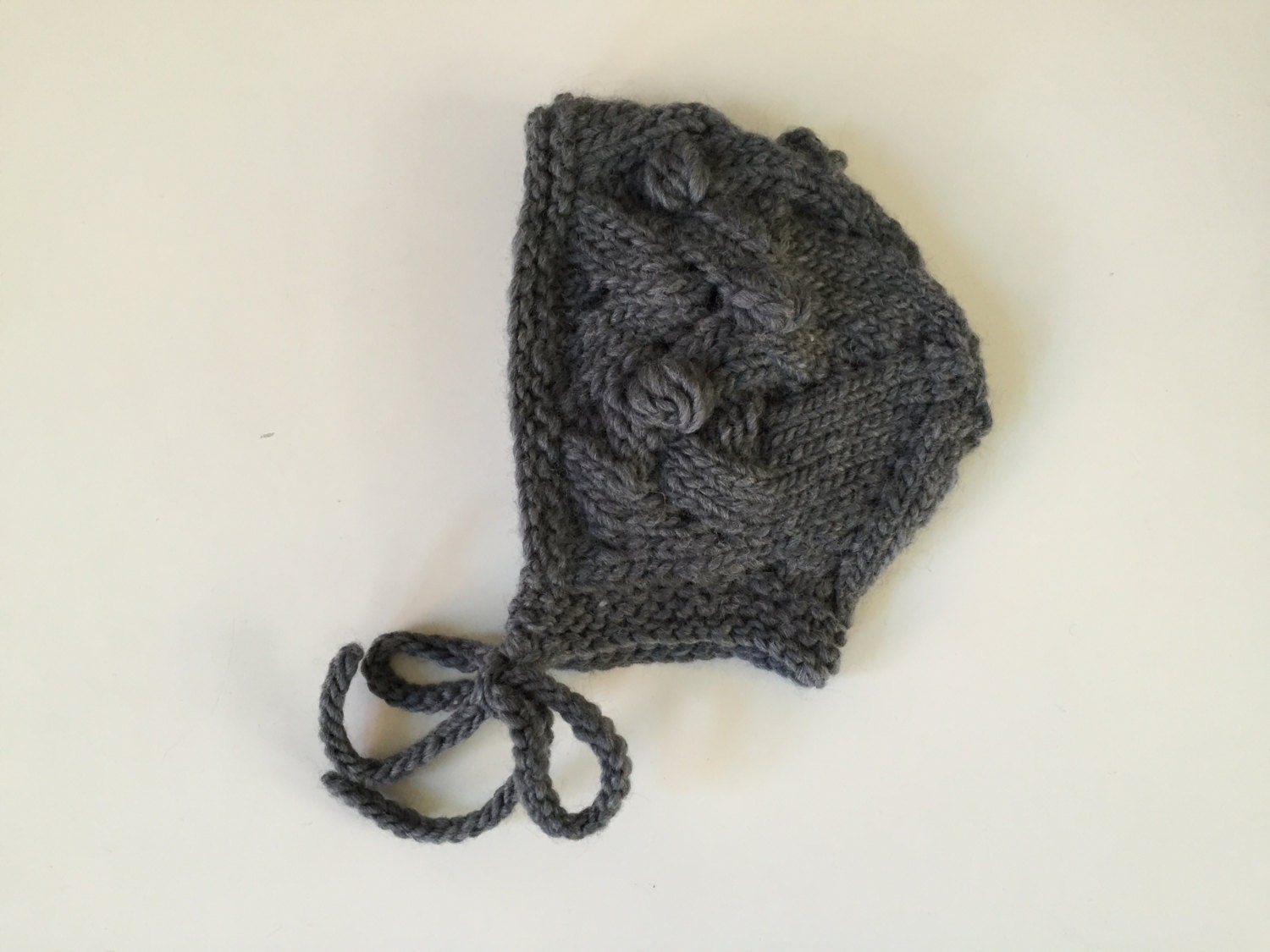 Neugeborenen Bonnet | 0-3 Monate Bio Wolle Neugeborenes Baby Mütze - Hand Stricken Hut 0-3 Monate Eco-Friendly Anthrazit Ready To Ship von lienra