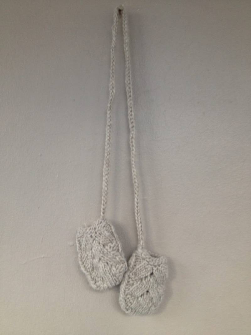 Handgestrickte Baby Handschuhe Aus Bio Wolle, Taupe Grau von lienra