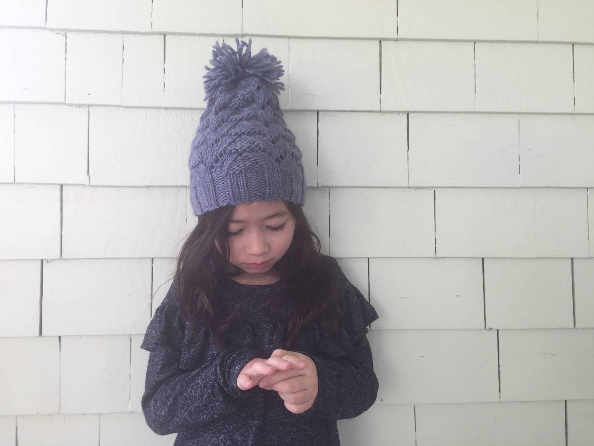 Slouchy Bommelmütze Aus Bio-Wolle Für Kinder/- Handgestrickte Mütze Ozeanblau Mädchen Wollmütze Sofort Versandfertig von lienra