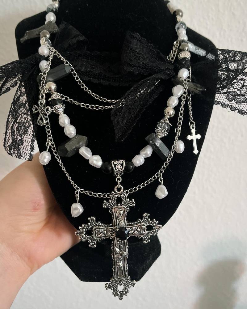 Gothika "Dead By Night" Necklace// Goth// Melanie Martinez//Tomie//Y2K Gothika "Dead By Night" Necklace// Goth// Melanie Martinez//Tomie//Y2K von lifeimitatesartby