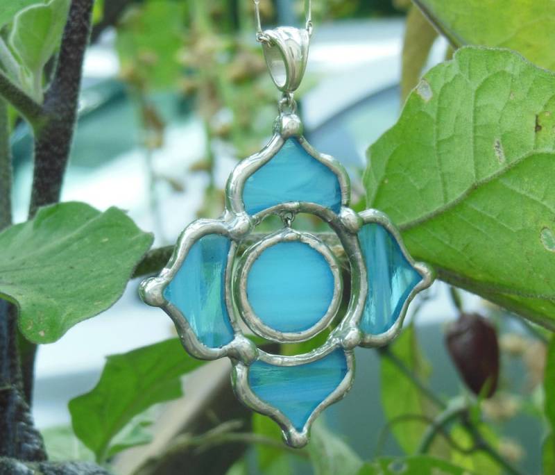 Himmelblau Glasmalerei Und Sterling Lotus Halskette von lightcurves