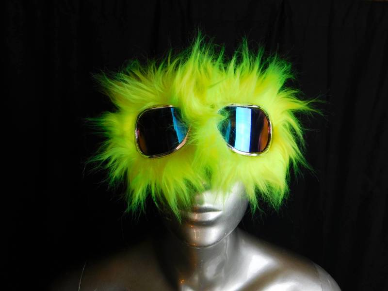 Neon Gelbe Pelzmonster Burning Man Staub Brille - Pelzige Fliegerbrille Pelz Motorradbrille Schwarzlicht Reaktiver Playwear Neon Gelbe Pelzmonster Burning Man Staub Brille - Pelzige Fliegerbrille Pelz Motorradbrille Schwarzlicht Reaktiver Playwear von lightupcoats