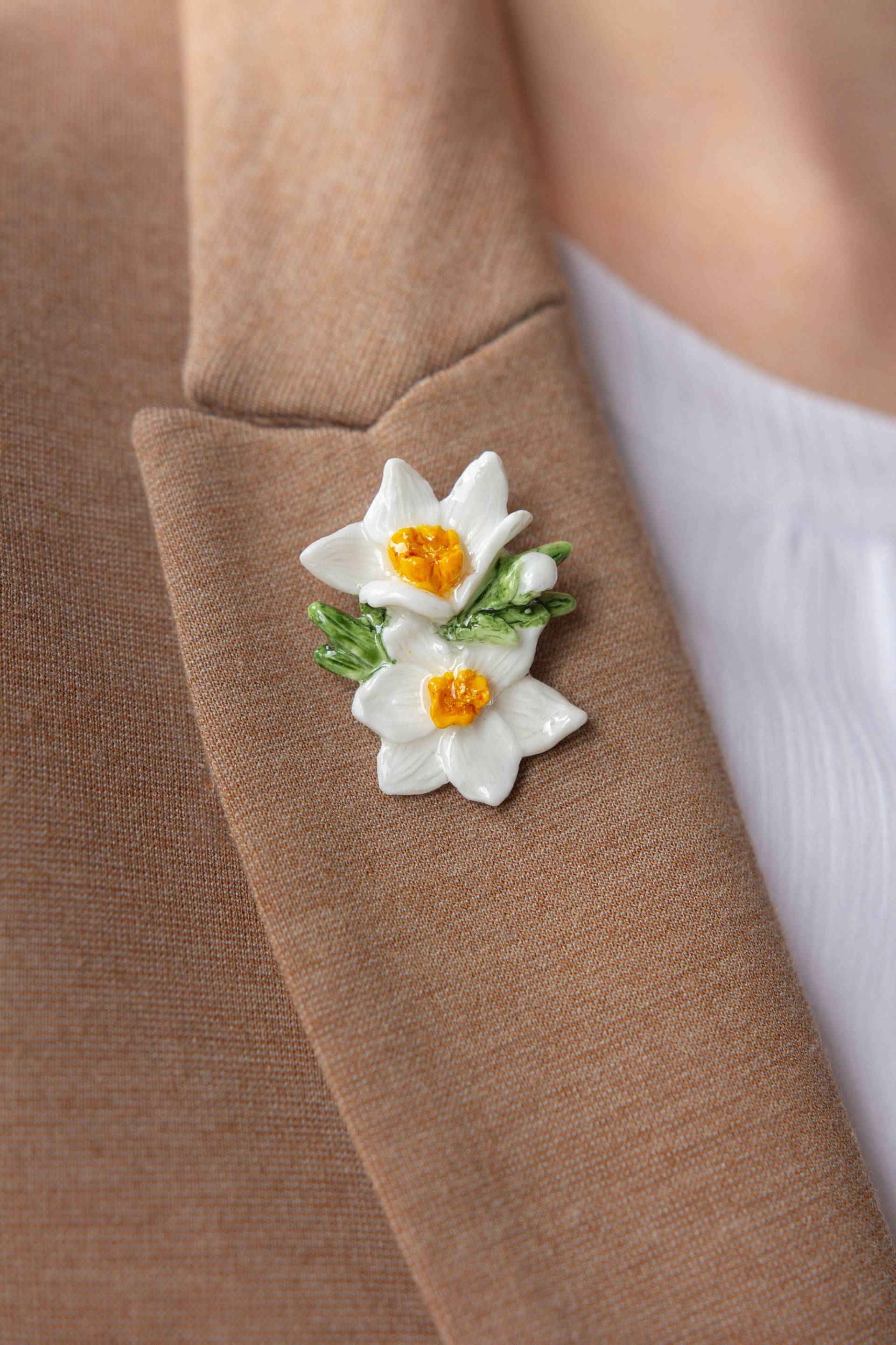 Handgemachte Narzisse Brosche Aus Polymer Clay von liiberdesign