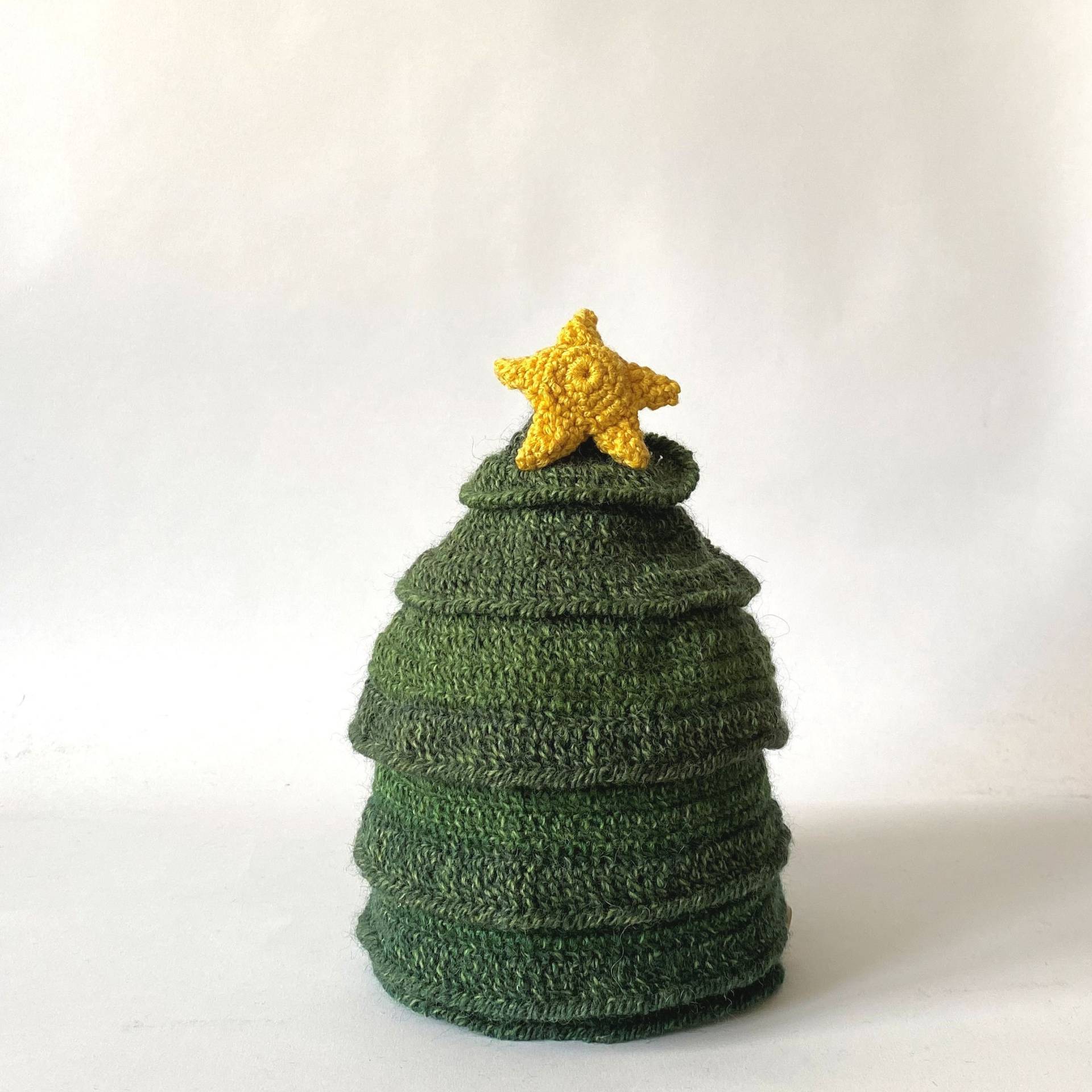 Gehäkelter Tannenbaum in Grün Mélange Mit Gelbem Stern, Hygge Weihnachtsdeko Häkeltannenbaum, Weihnachts-Babymütze Extra Klein, Puppenmütze Gehäkelter Tannenbaum in Grün Mélange Mit Gelbem Stern, Hygge Weihnachtsdeko Häkeltannenbaum, Weihnachts-Babymütze Extra Klein, Puppenmütze von likedesign