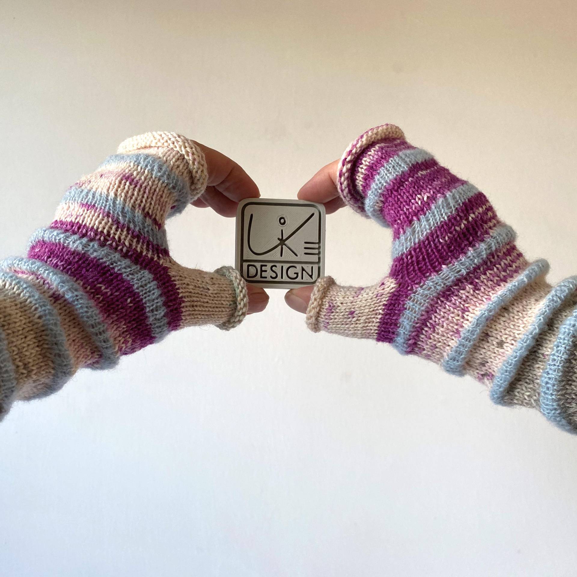 Gestreifte Strickhandschuhe Fingerlos Im Farbverlauf Lila Ecru Grau, Sockengarn Handgefärbt Mit Streifen in Blau, Einzelstück Handgestrickt von likedesign