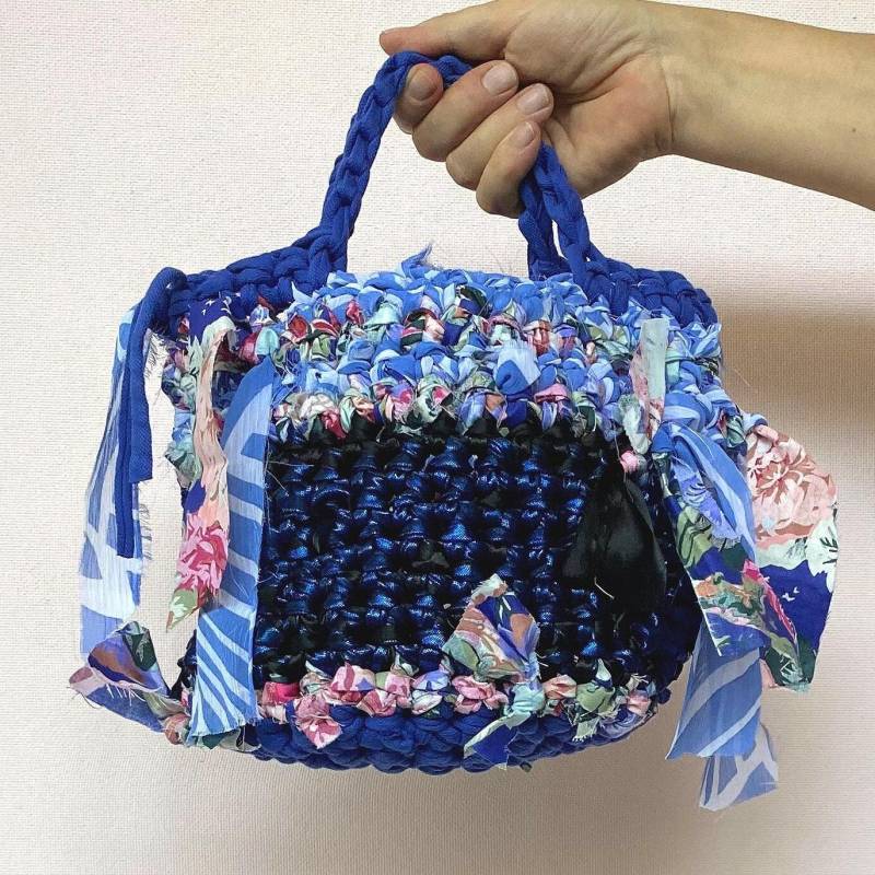 Upcycling Wende-Tasche Blau Glänzend Mit Fransen, Gehäkelt Aus Stoffstreifen Und Garn, Blautöne Zero-Waste Nachhaltig Handgearbeitet von likedesign
