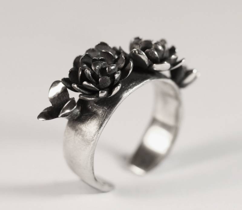 Lotus Big Ring Sterling Silber 925 Verstellbar Lotus Big Ring Sterling Silber 925 Verstellbar von likhomanova